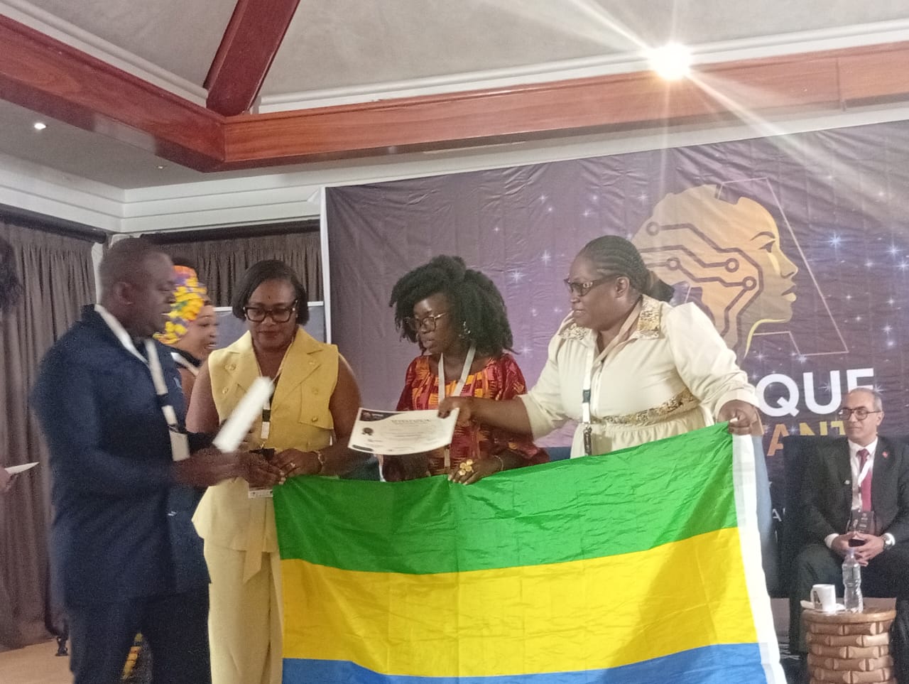 Remise d'une attestation à une participante