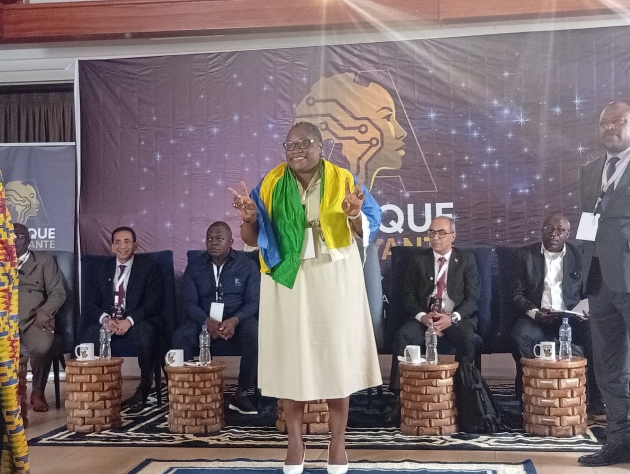 Lauréate célébrant sa distinction, drapée du drapeau gabonais