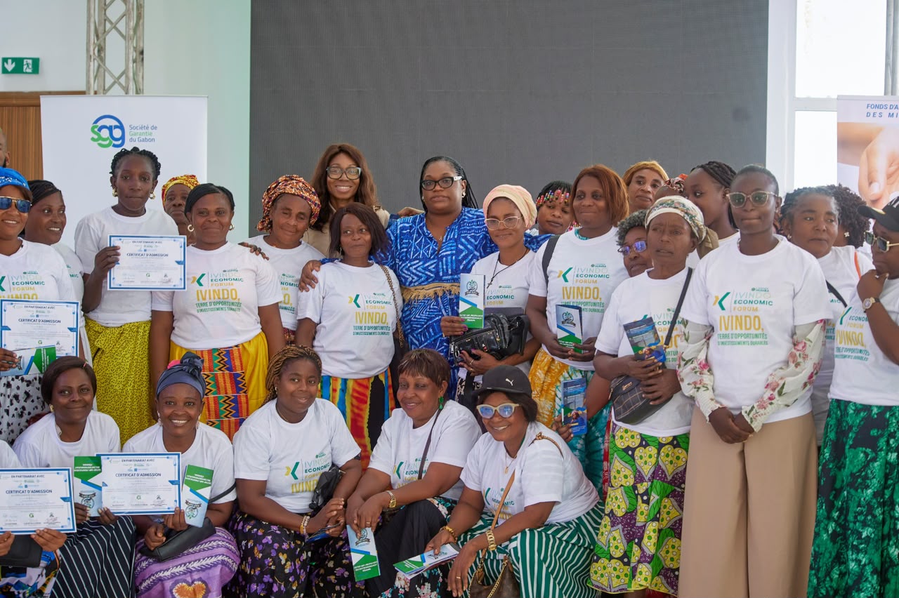 Groupe de bénéficiaires du Forum économique de l'Ivindo avec leurs certificats