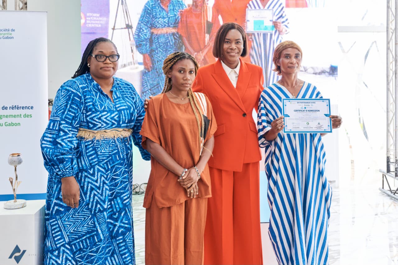 Remise d'un certificat à une bénéficiaire accompagnée