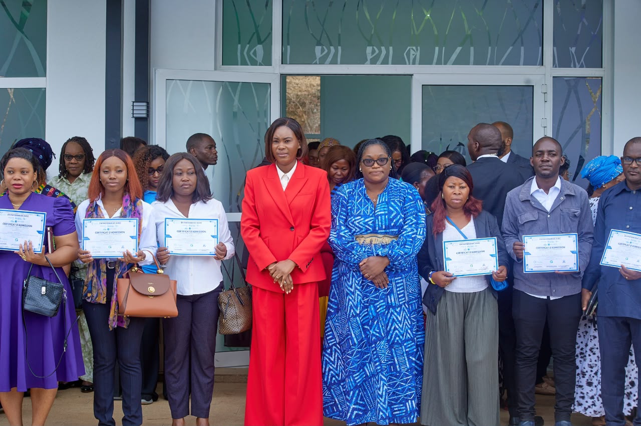 Large groupe de bénéficiaires présentant leurs certificats
