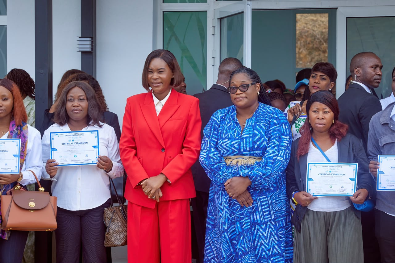 Bénéficiaires présentant leurs certificats d'admission