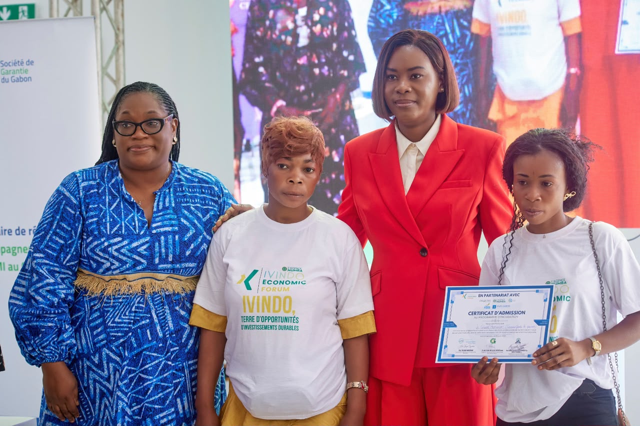 Bénéficiaires du programme d'incubation avec leurs certificats