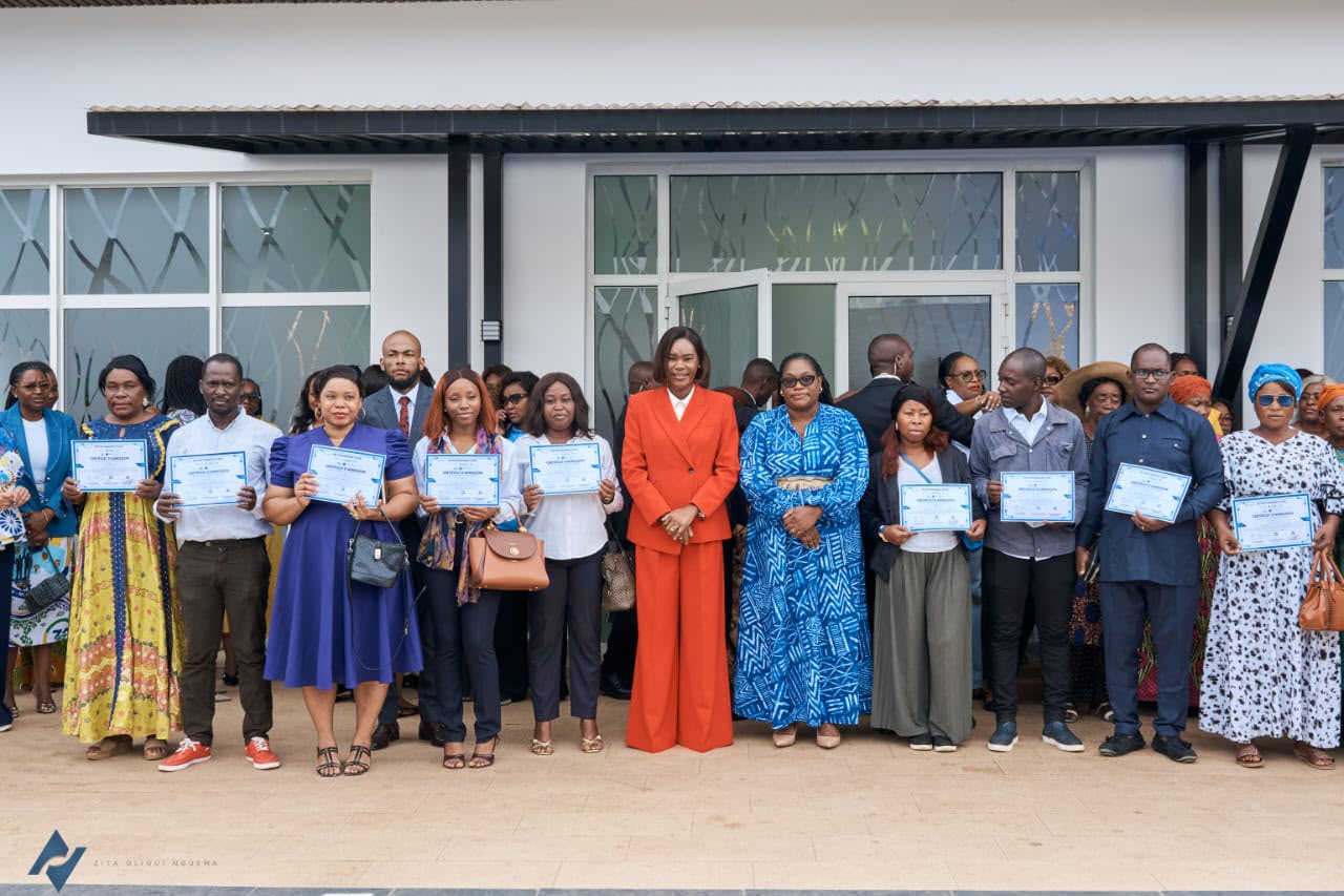 Photo de famille des bénéficiaires avec leurs certificats d'admission