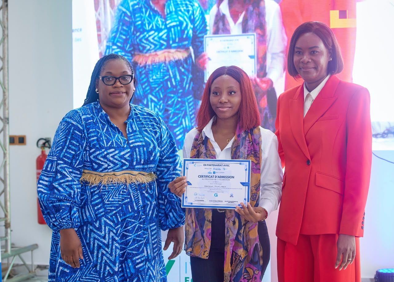 Remise d'un certificat d'admission au programme d'incubation