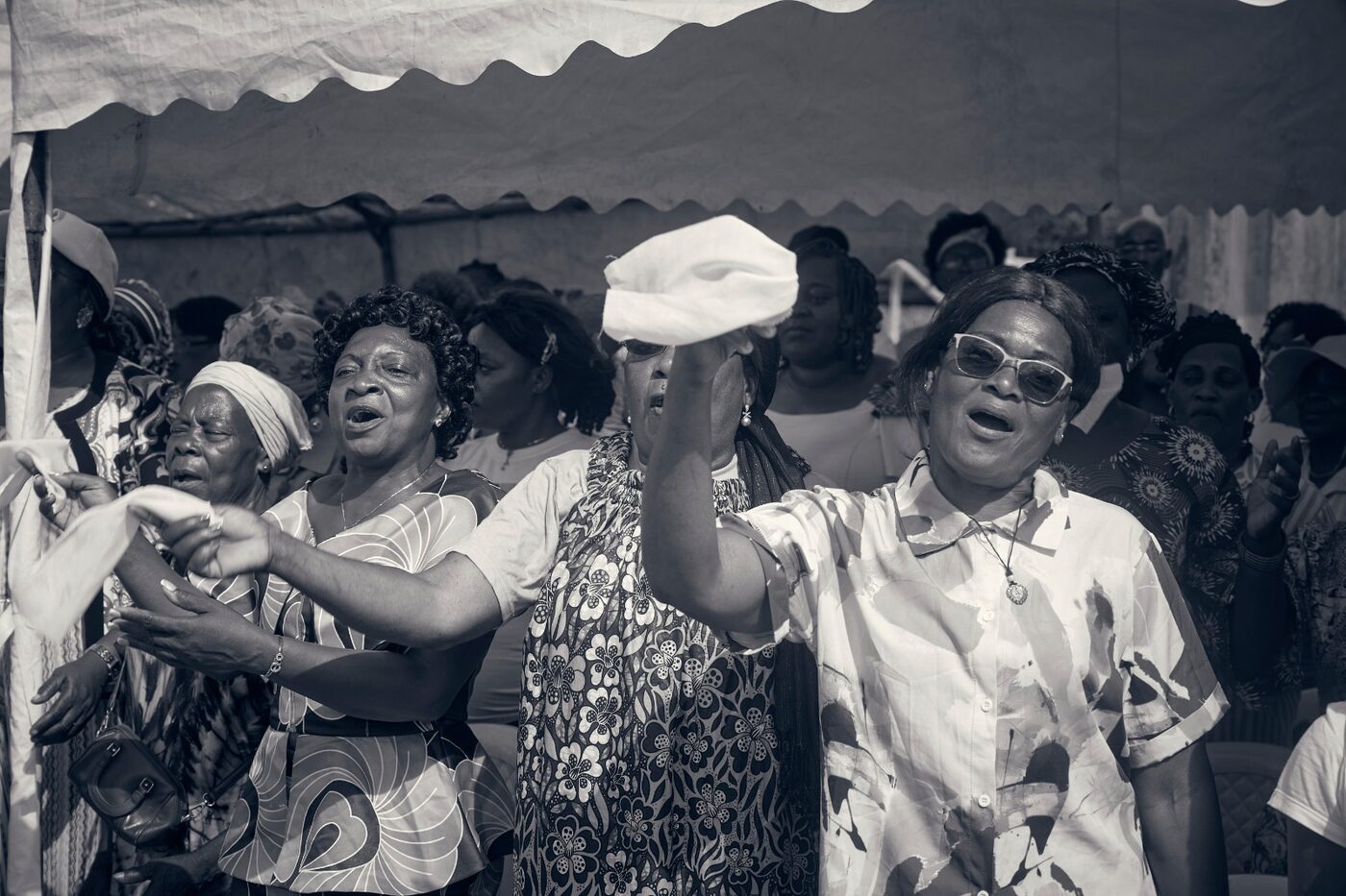 Femmes qui chantent et dansent, en noir et blanc