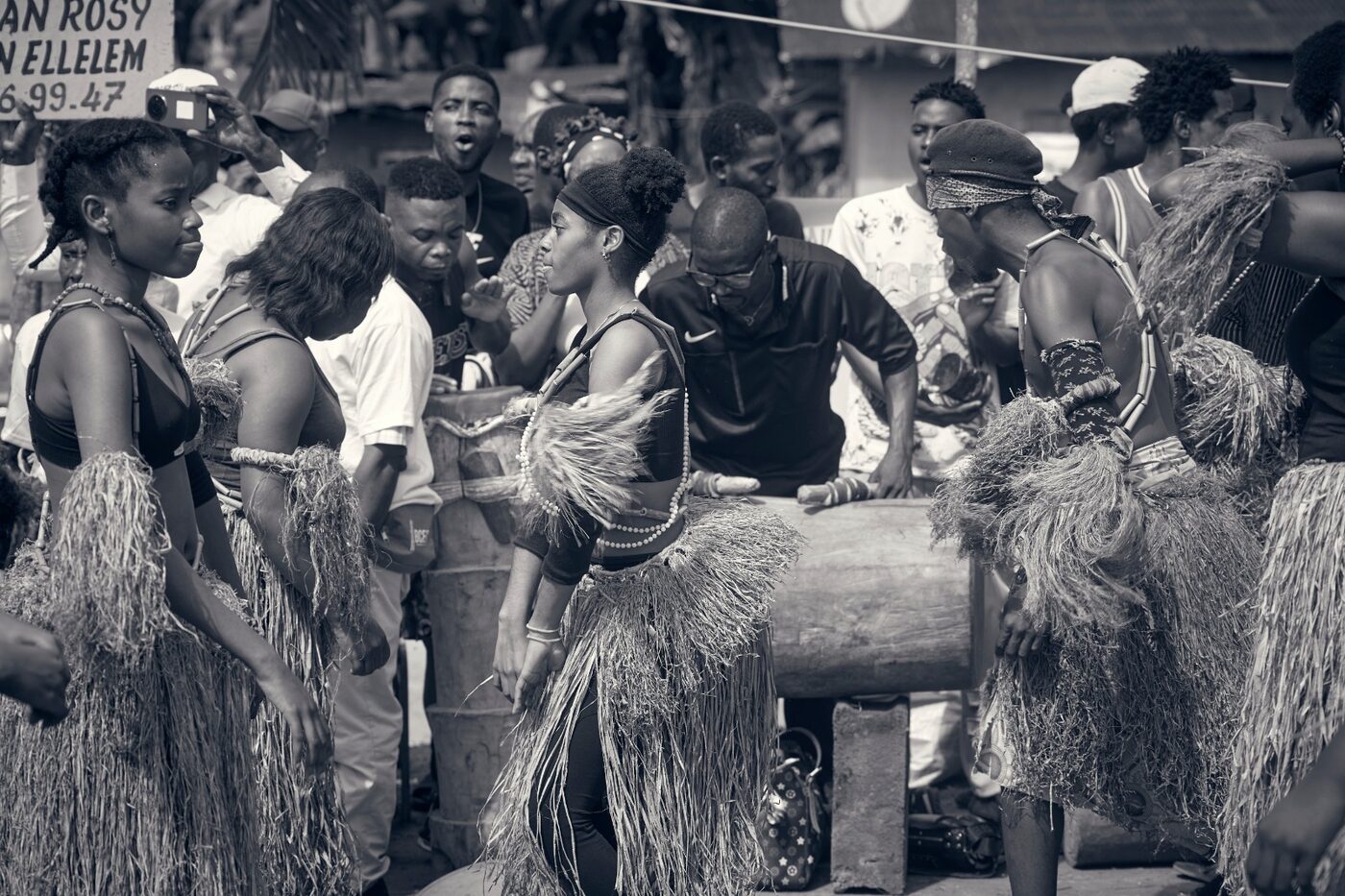 Danseurs en jupes de raphia, en noir et blanc