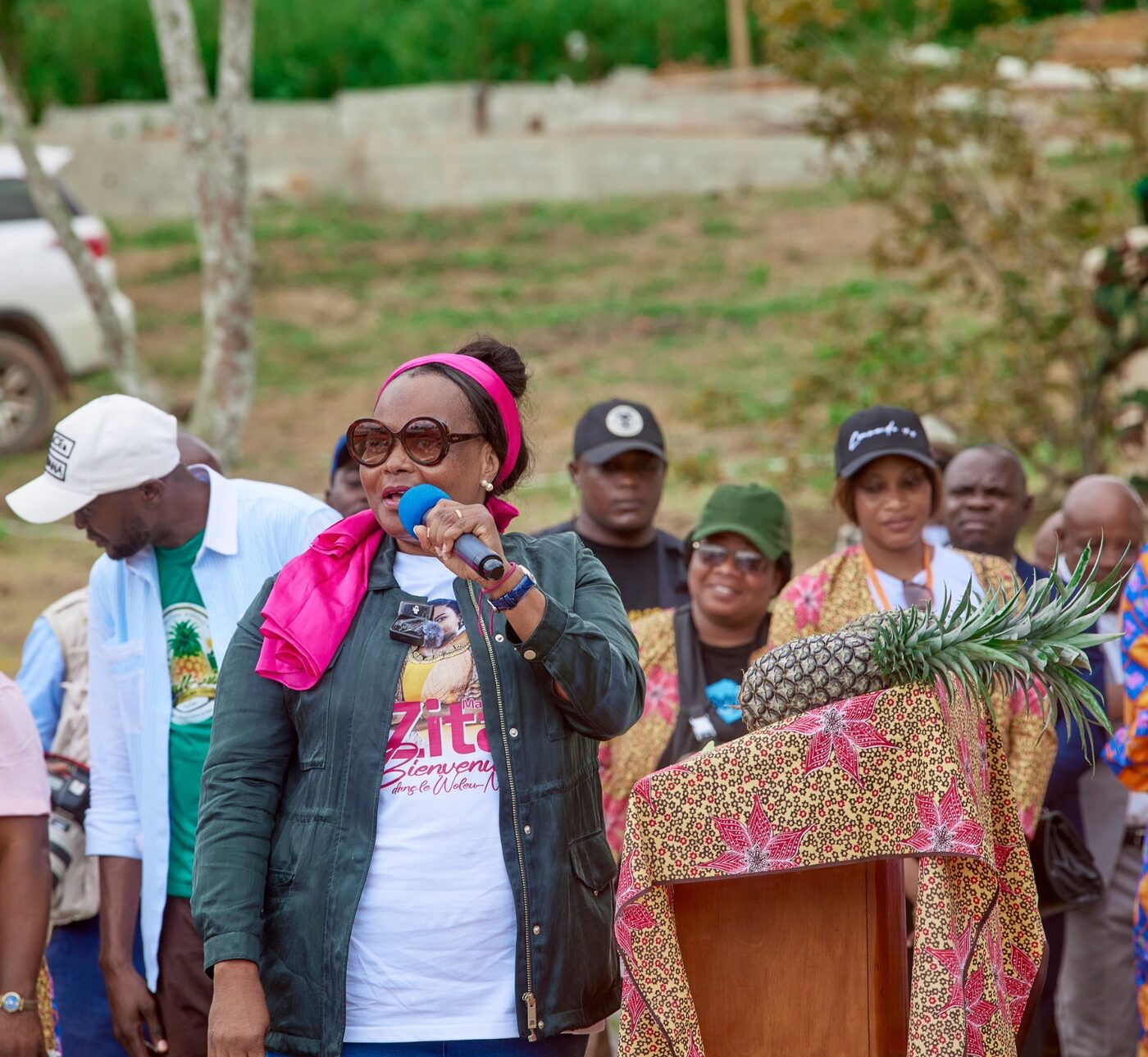 Discours au pupitre décoré d'ananas