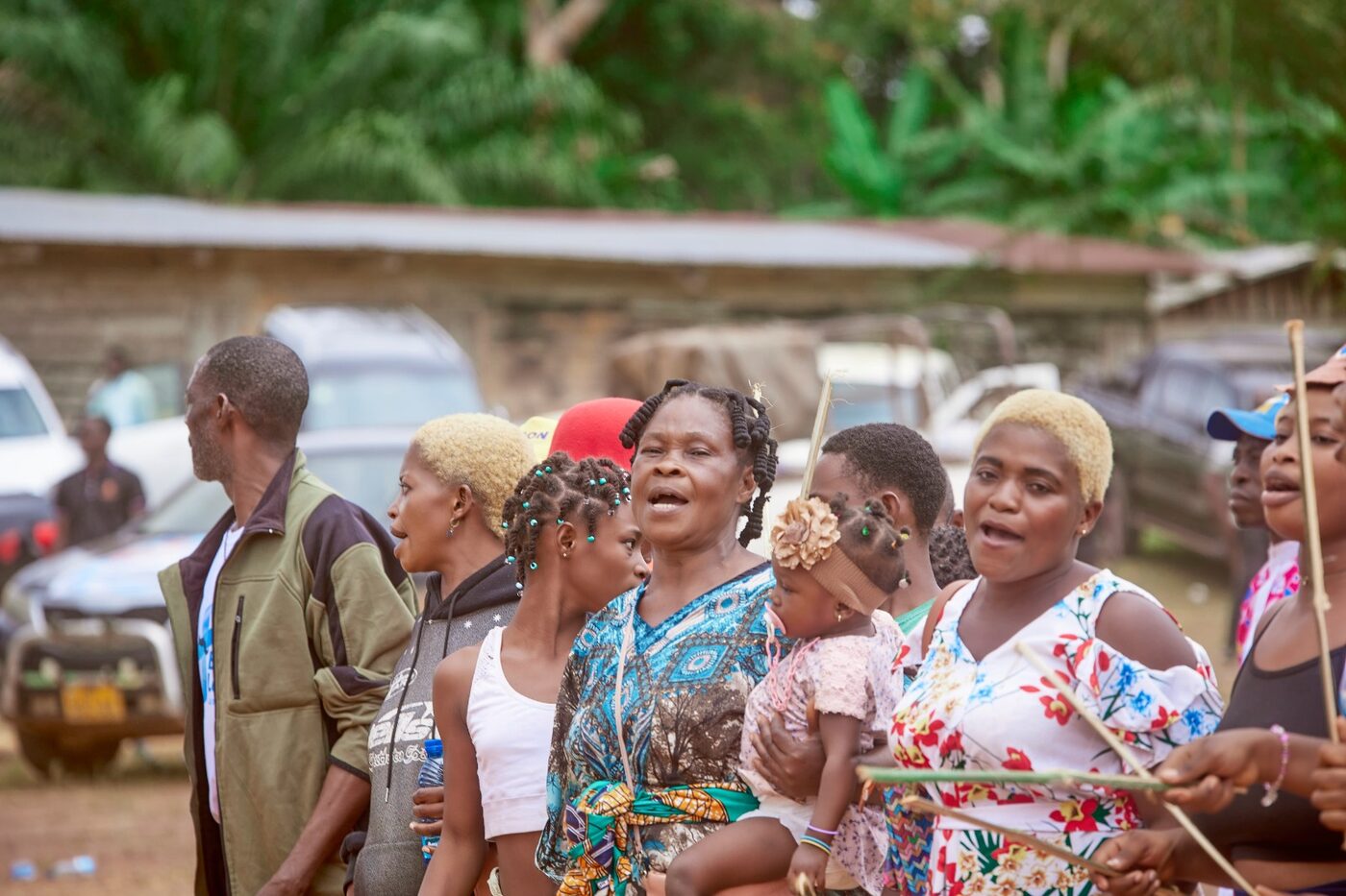 Femmes qui chantent au bord de la route