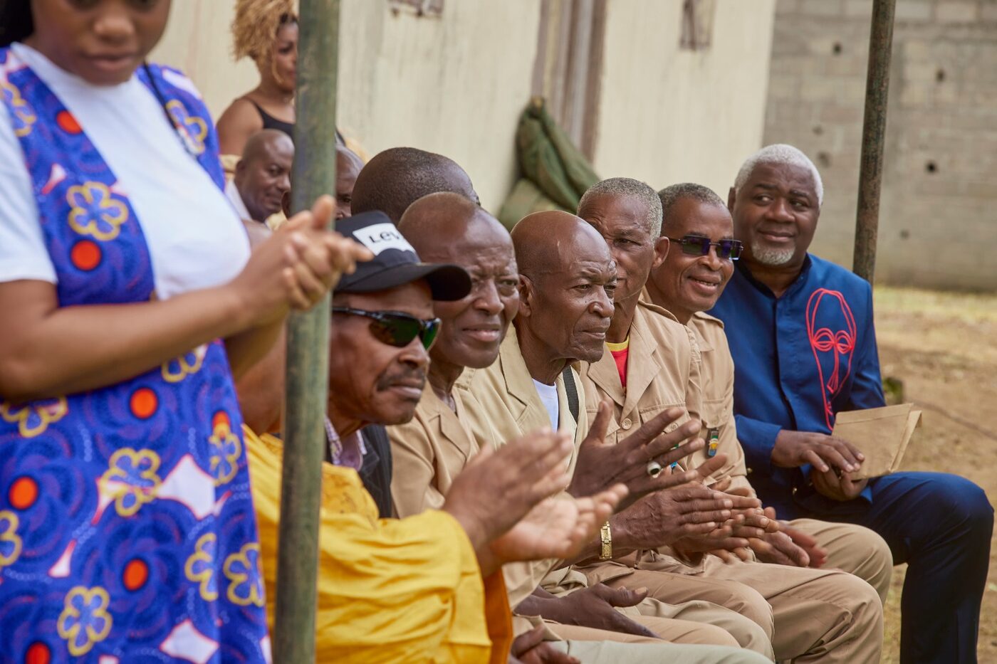 Hommes du village qui applaudissent
