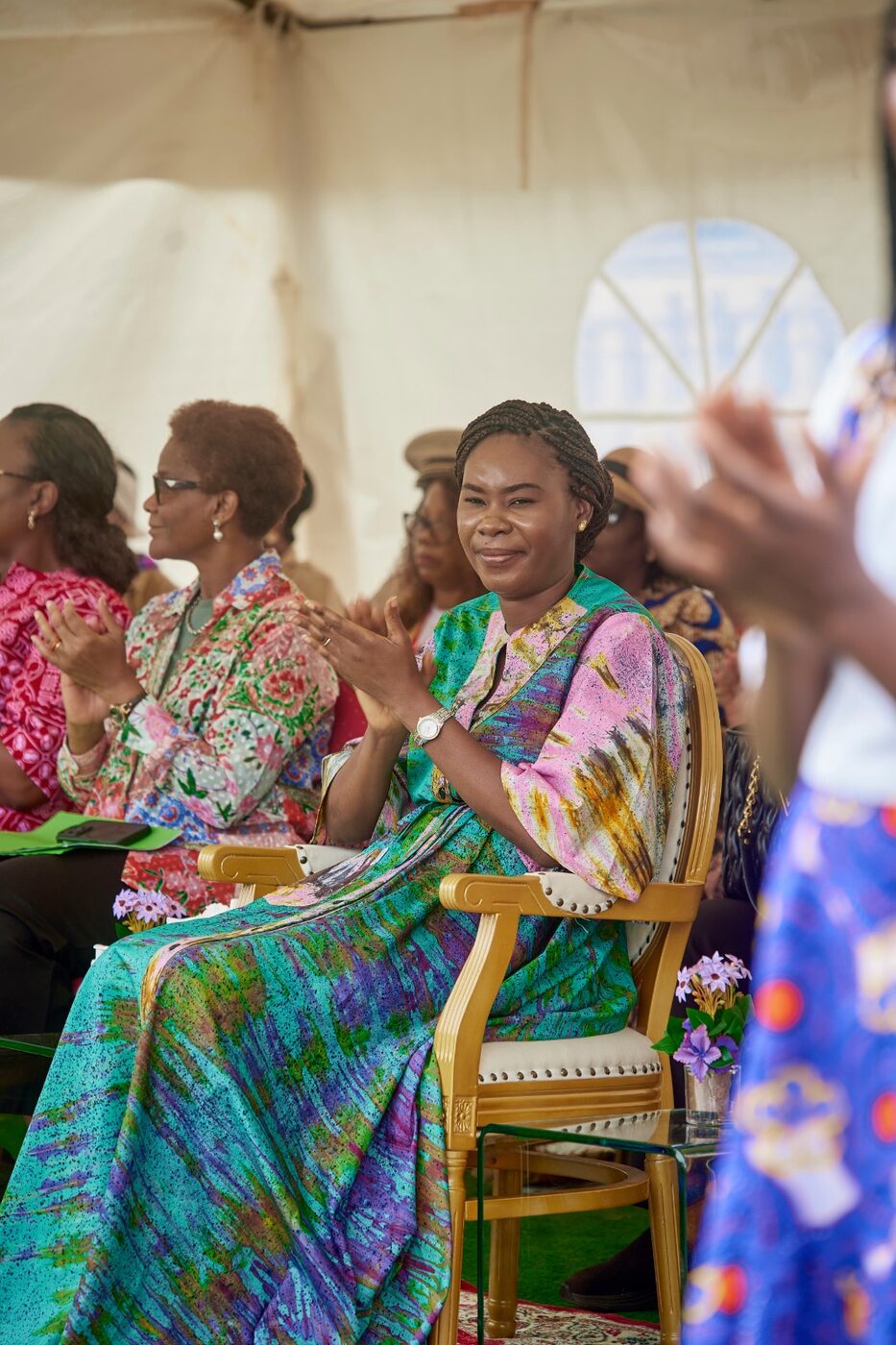 Invitée assise qui applaudit