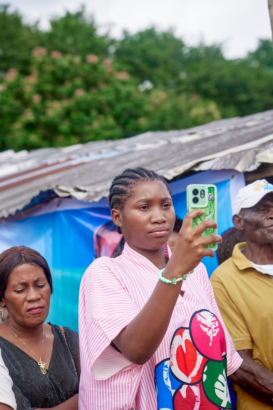 Jeune femme qui filme la rencontre avec son téléphone