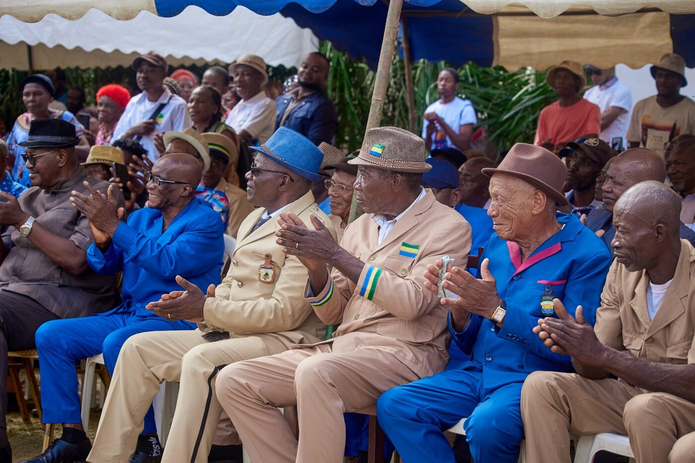 Notables et chefs de village assis sous la tente