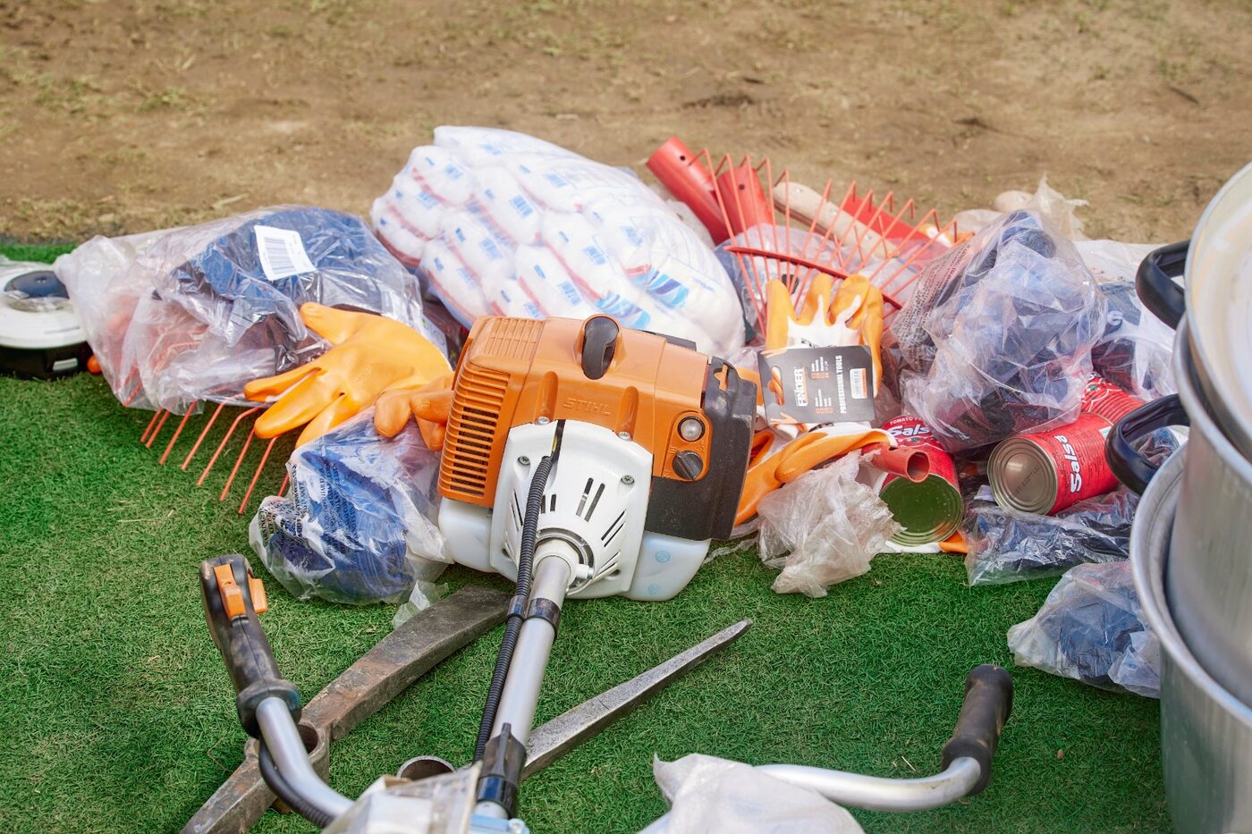 Outils agricoles et matériel offerts