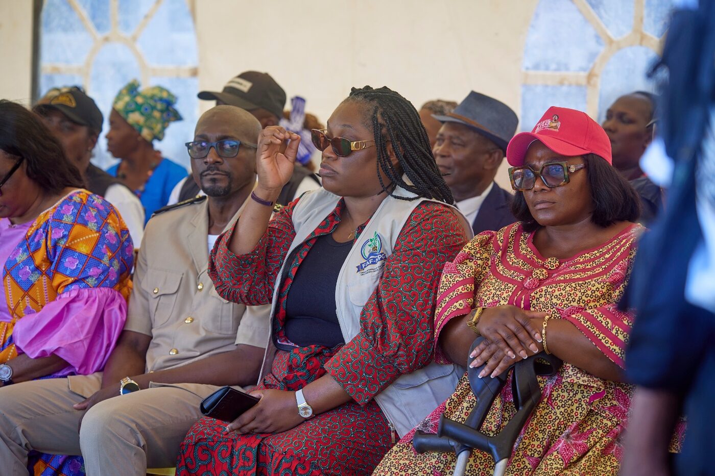 Rang d'honneur assis sous la tente