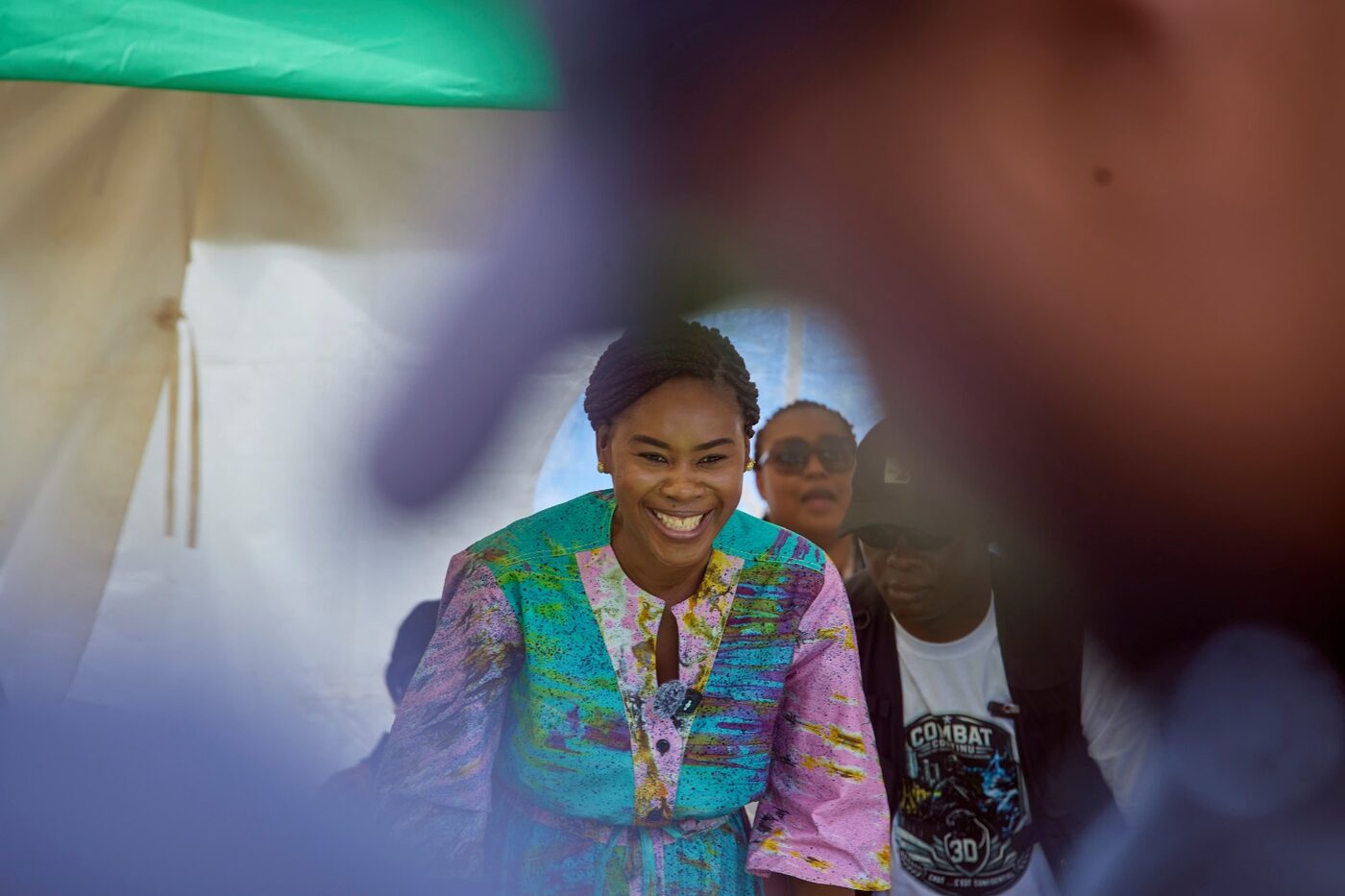 Invitée souriante, à travers la foule