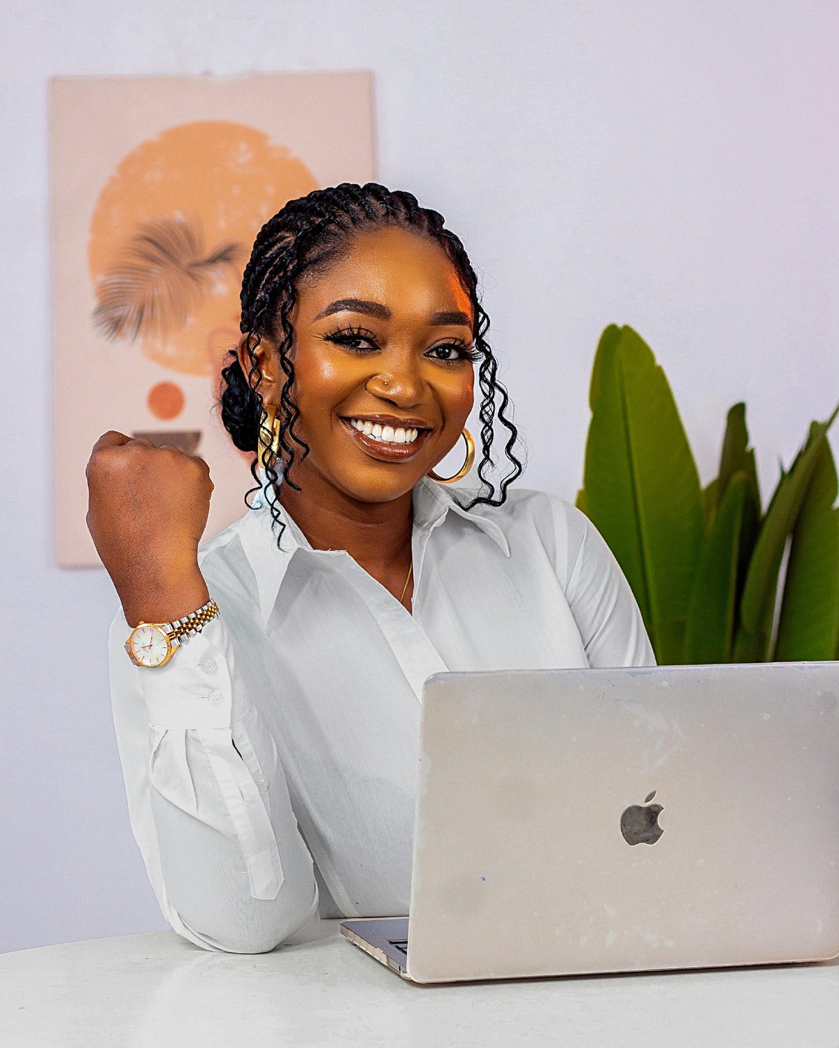Entrepreneure souriante célébrant un succès